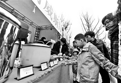 五星级酒店居然放下身段走进庙会练摊儿