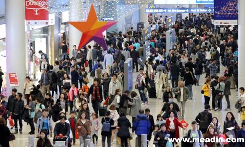 大量外国游客抵达韩国,仁川机场内客流量大增    视觉中国