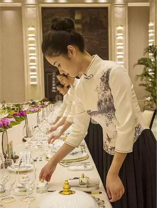 90后因工作服太丑而离职:服饰文化你懂吗? - 候